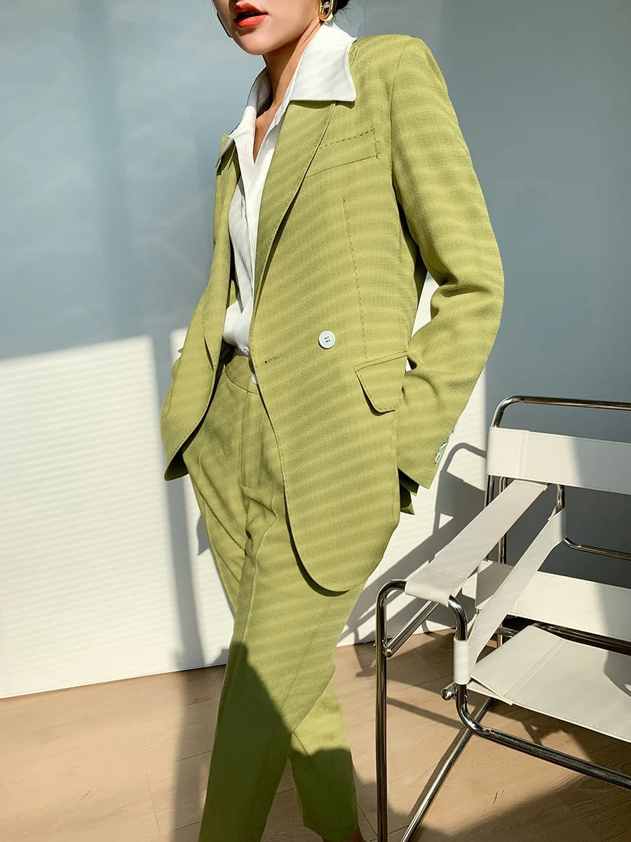 

Женский пиджак Karfely ручной работы с ацетатной текстурой и эффектом арки, приталенный крой � � Длинный приталенный топ с рукавами-крылышками