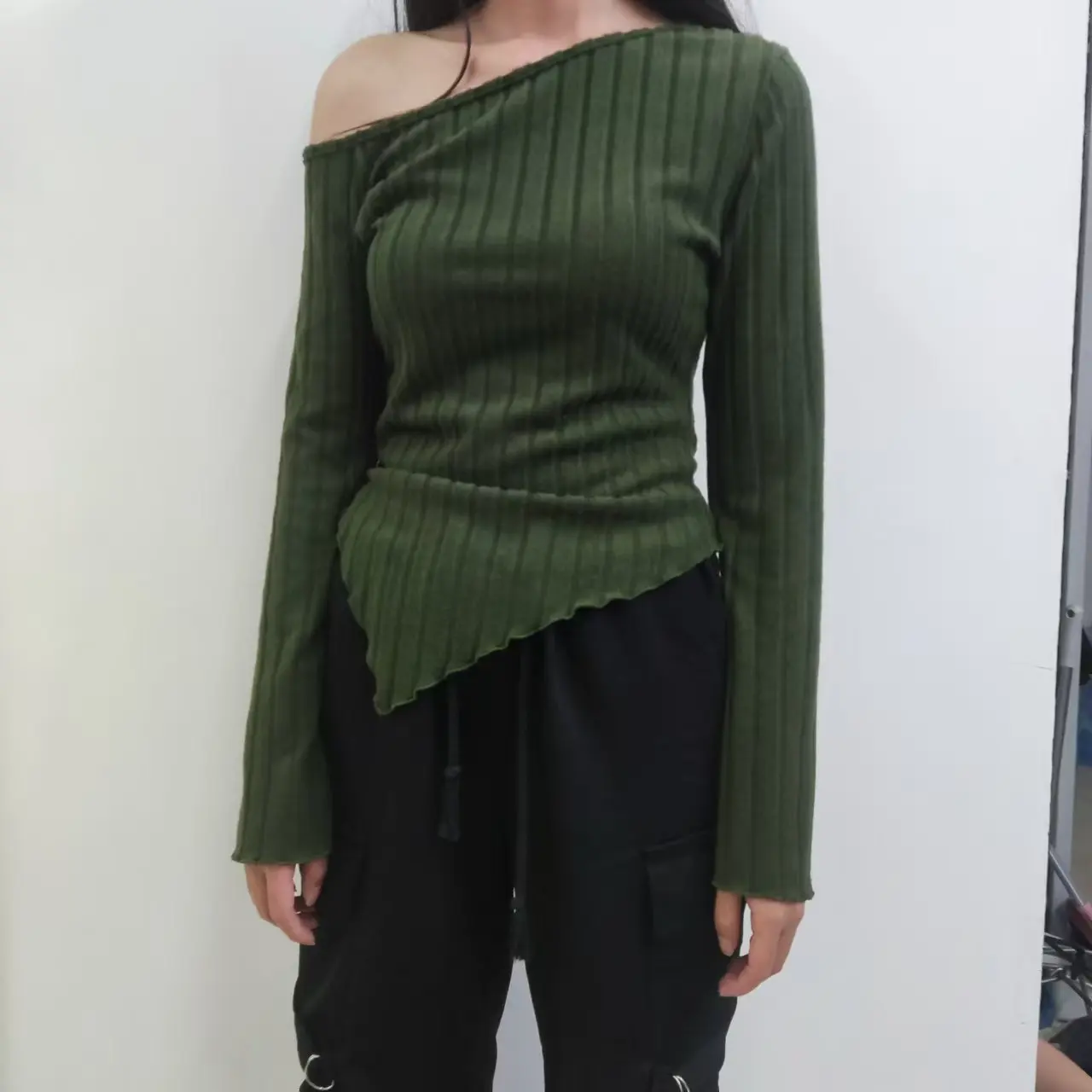 Damen Einfarbiges Schulterfreies Langarm-Shirt mit Asymmetrischem Schnitt, Elegantes Casual Street-Style Top mit Trompetenärmeln – Detail 7
