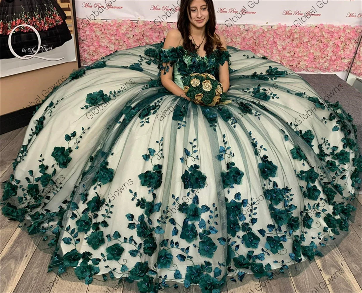 เดรสลายดอกไม้สีเขียวมรกตชุดไปงานเต้นรำ3D ลายดอกไม้พองๆเปิดไหล่ออกงานปาร์ตี้ออกแบบได้ตามต้องการ