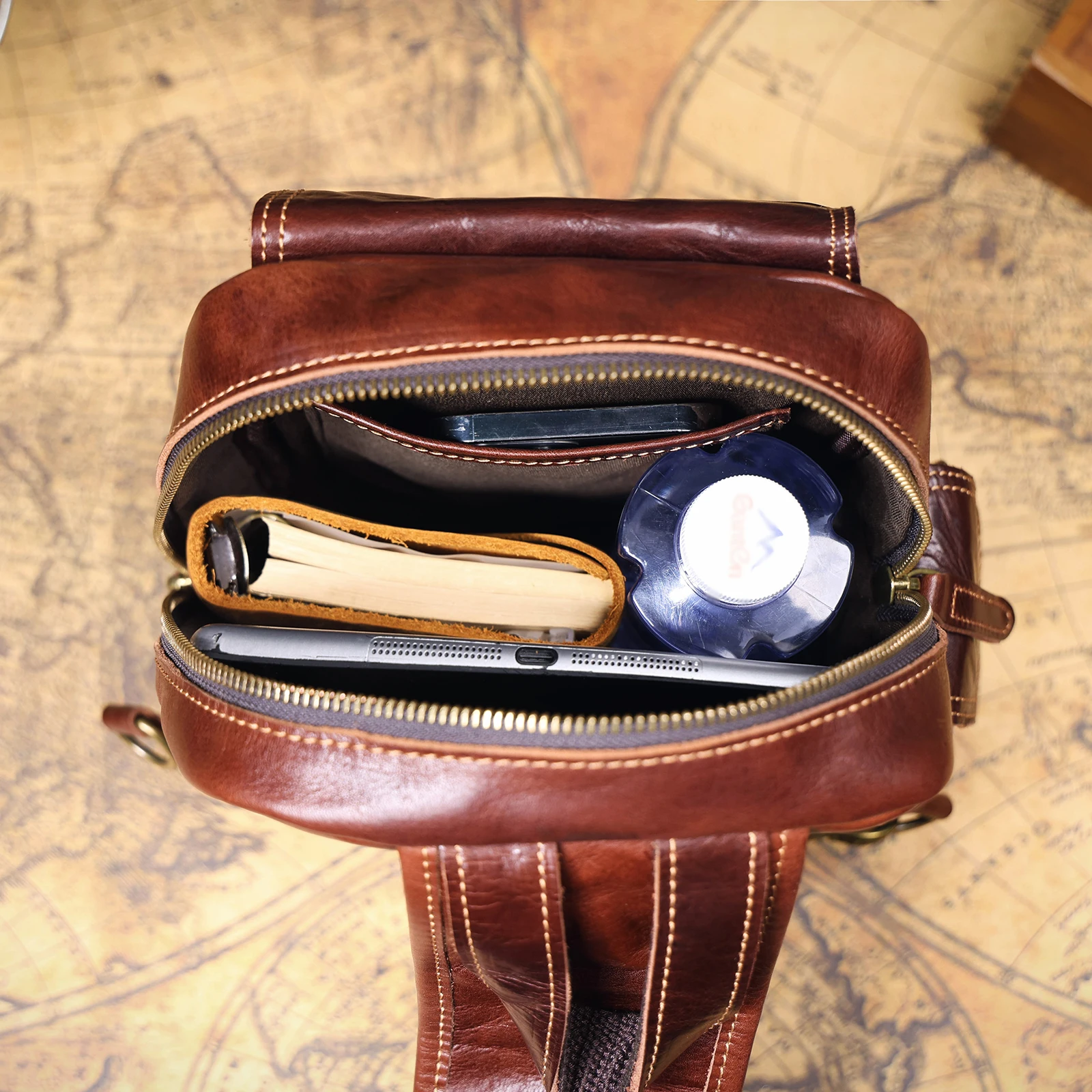 Vintage Echtleder-Brusttasche für Herren, Vollnarbenleder-Umhängetasche, Tagesrucksack mit großer Kapazität – Detail 23