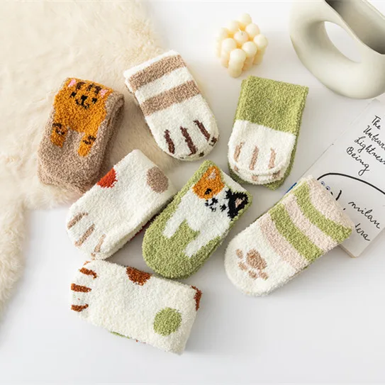 Nowe damskie skarpetki z aksamitu Coral Cat Claws Home Winter Mid-tube Socks Green Cat Sleep Socks Plush With Thick Stripes Cute Comfort Socks