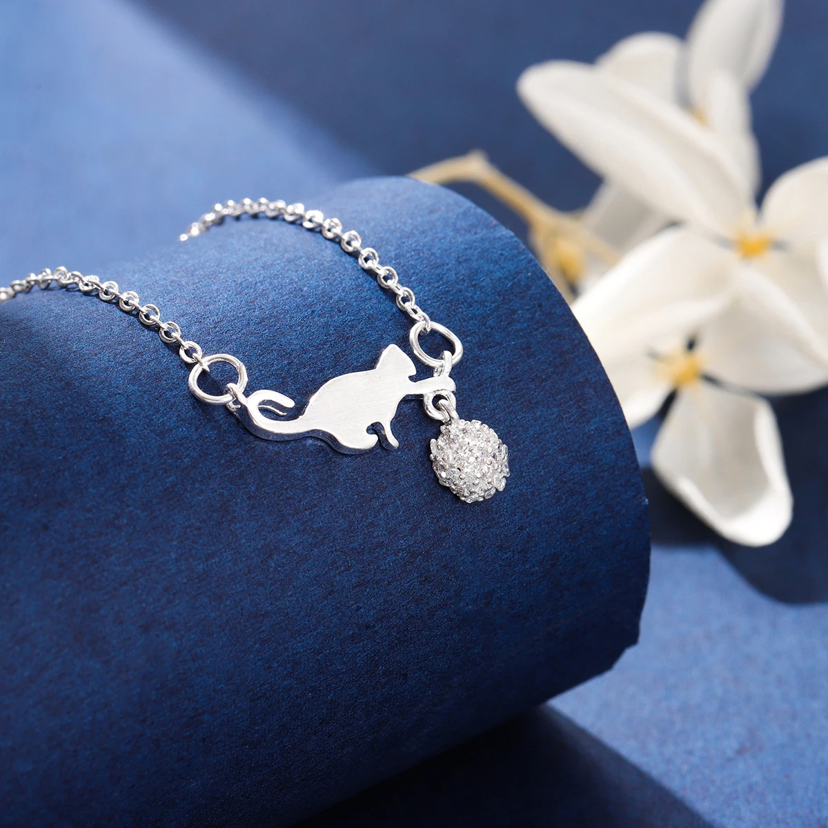 Nowa moda Cat Play Ball 925 Sterling Silver Biżuteria Osobowość Naszyjniki zwierzęce XL247