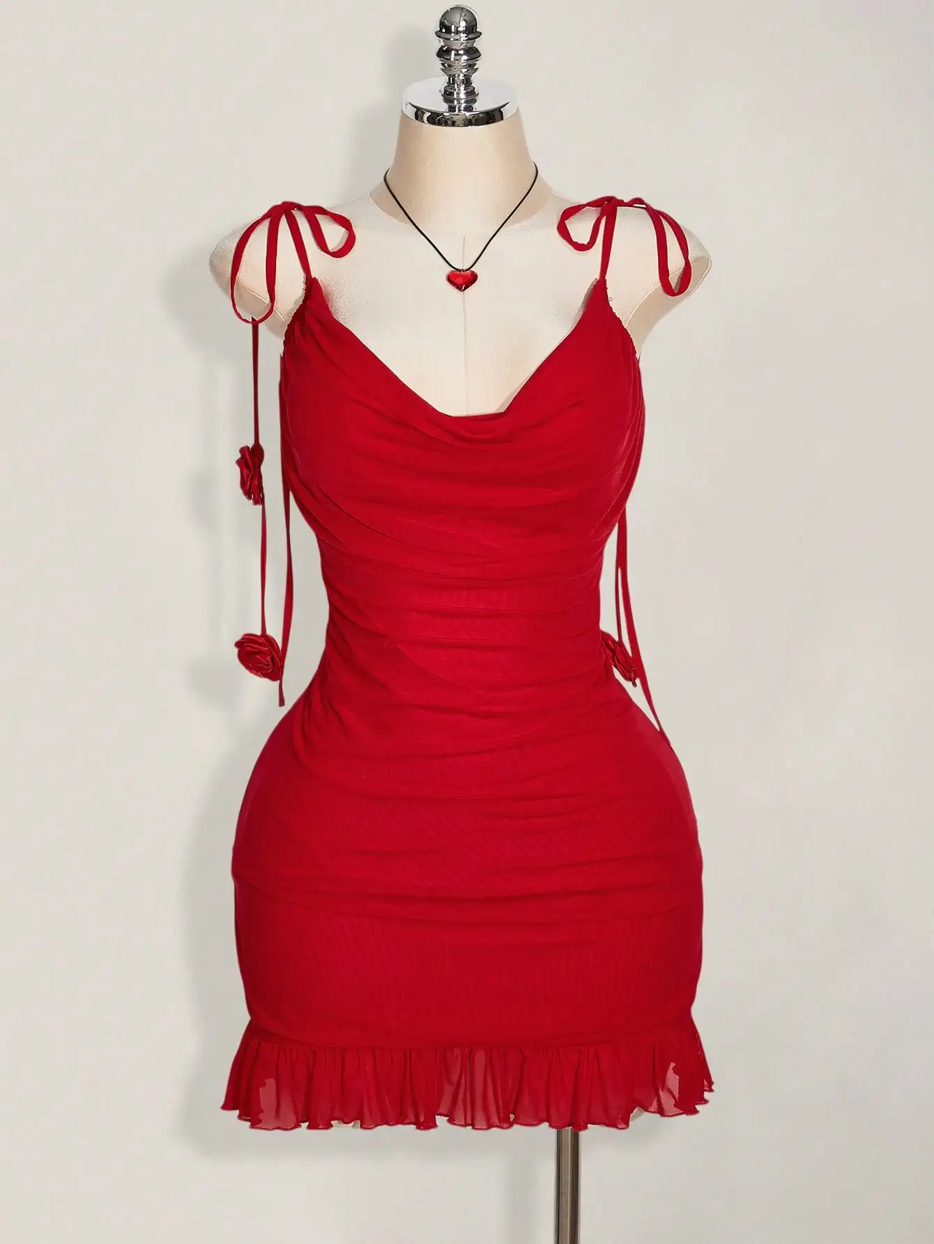 

Красное мини-платье с драпировкой, регулируемыми бретелями и оборками по низу