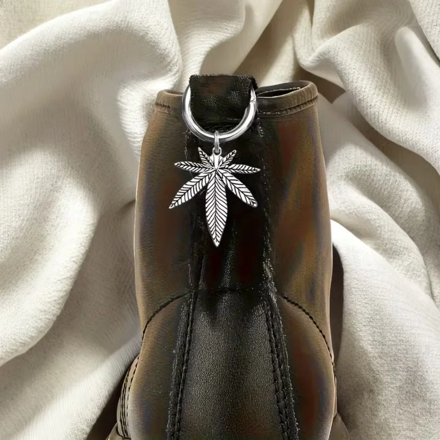 2pcs/set Gothic Maple Leaf Keychain Shoe Accessories with Leaf Pendants And Shoe Clips Shoe Decor