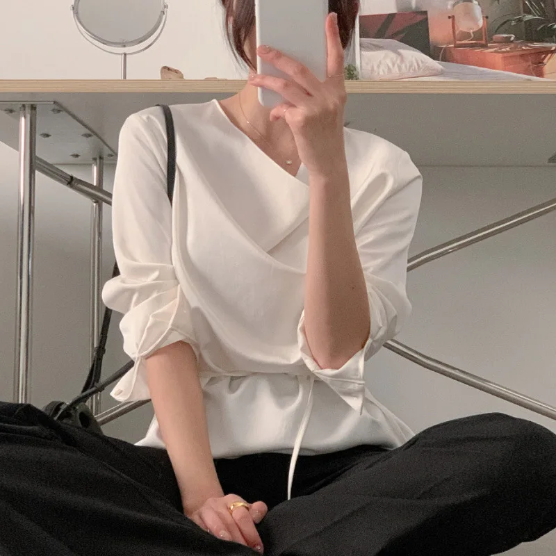 

2025 Early Autumn French Please Cool Wind Niche Design Pullover Style Irregular V-neck Long Sleeve Solid Color Shirt Women