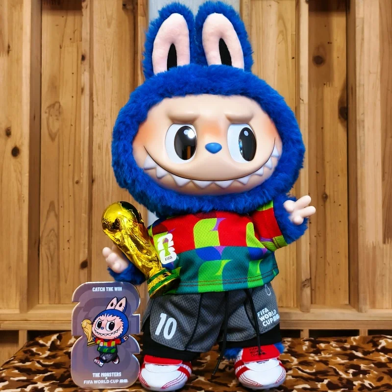 Pop Mart He Monsters Series Catch The Win, Juguete de Peluche de Vinilo con Temática de Fútbol, Regalo para Aficionados al Fútbol, Hombres y Mujeres, Coleccionables