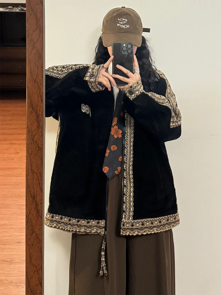 سترة مطرزة كلاسيكية أمريكانا للنساء بياقة مدببة وجيوب على الطراز العرقي - معطف أساسي غير رسمي SS25 بوهو-شيك