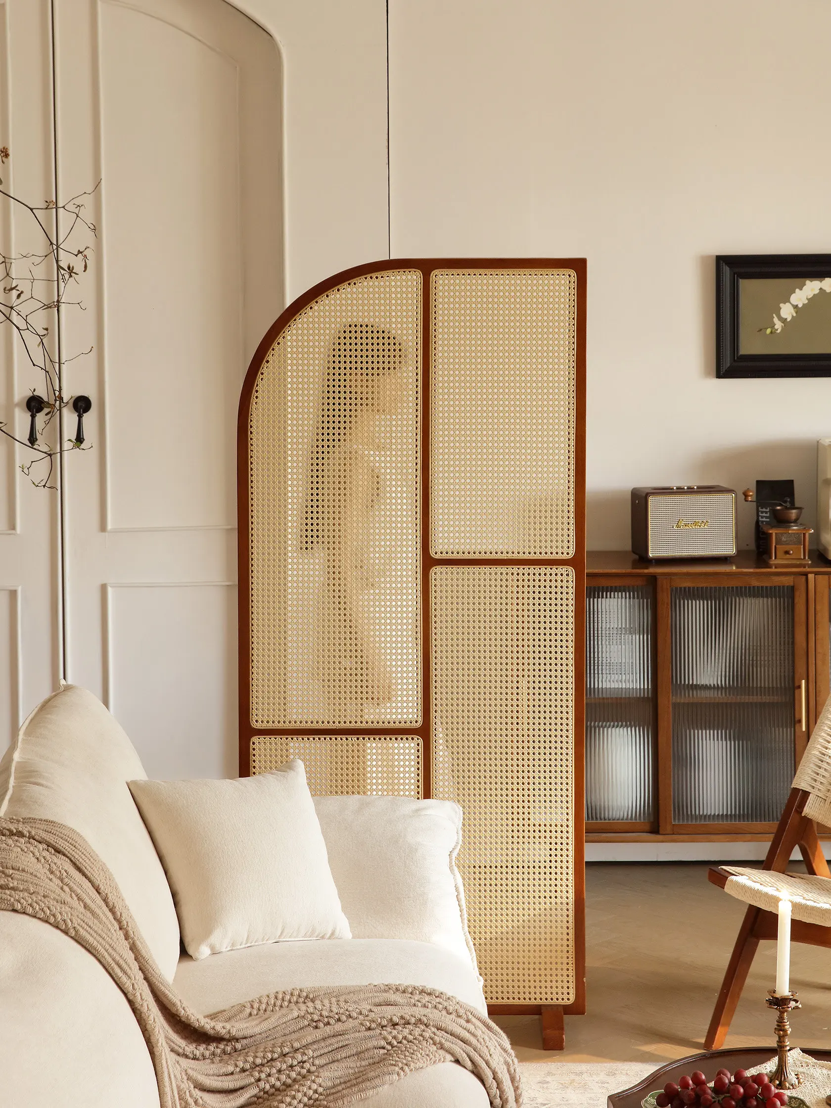 New medieval wood rattan screen small living room partition facing the door entrance low removable bedroom bed shelter