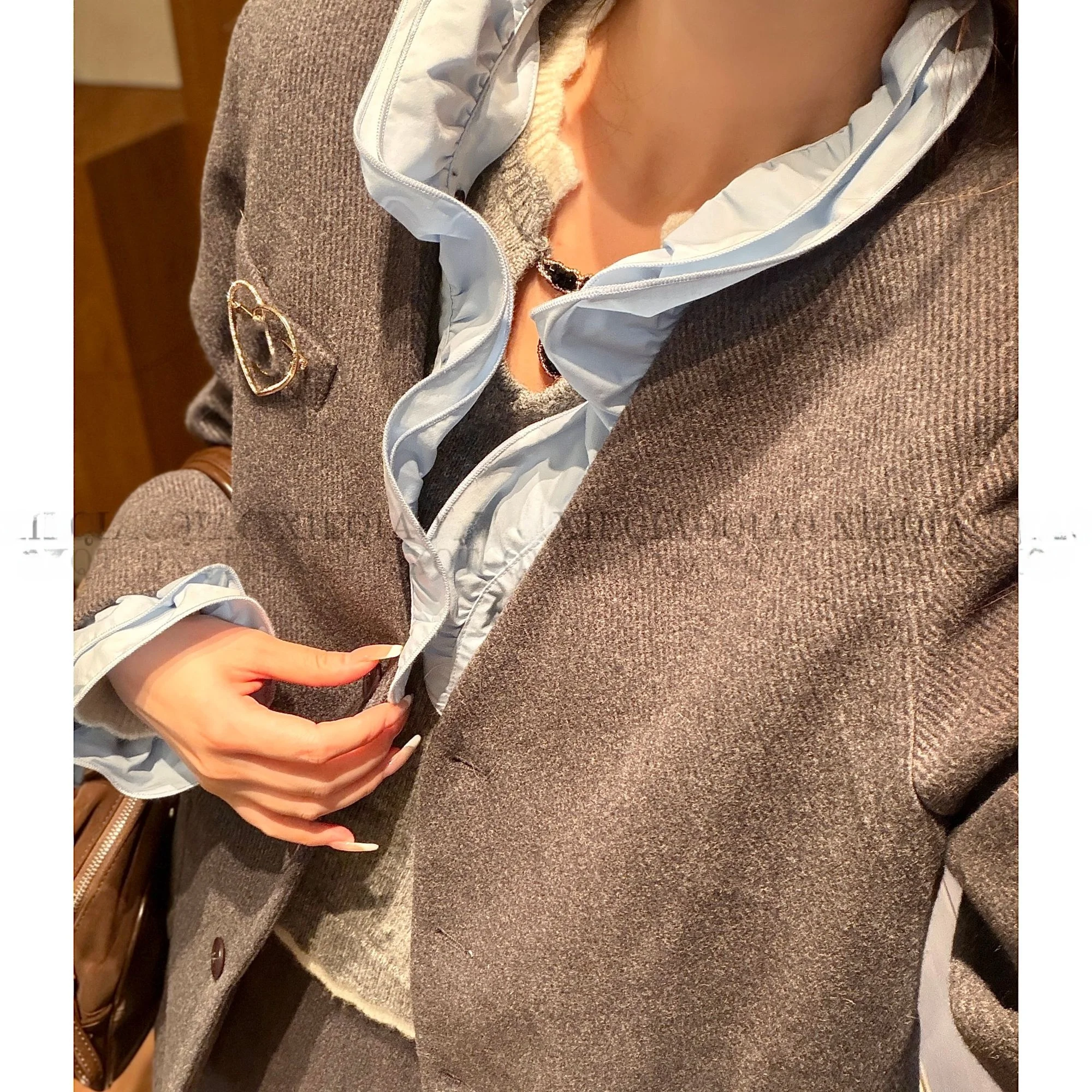 

Костюм с пуховым жилетом и юбкой, белый, с отстегивающимся воротником из перьев, повседневный, теплый, на одной пуговице