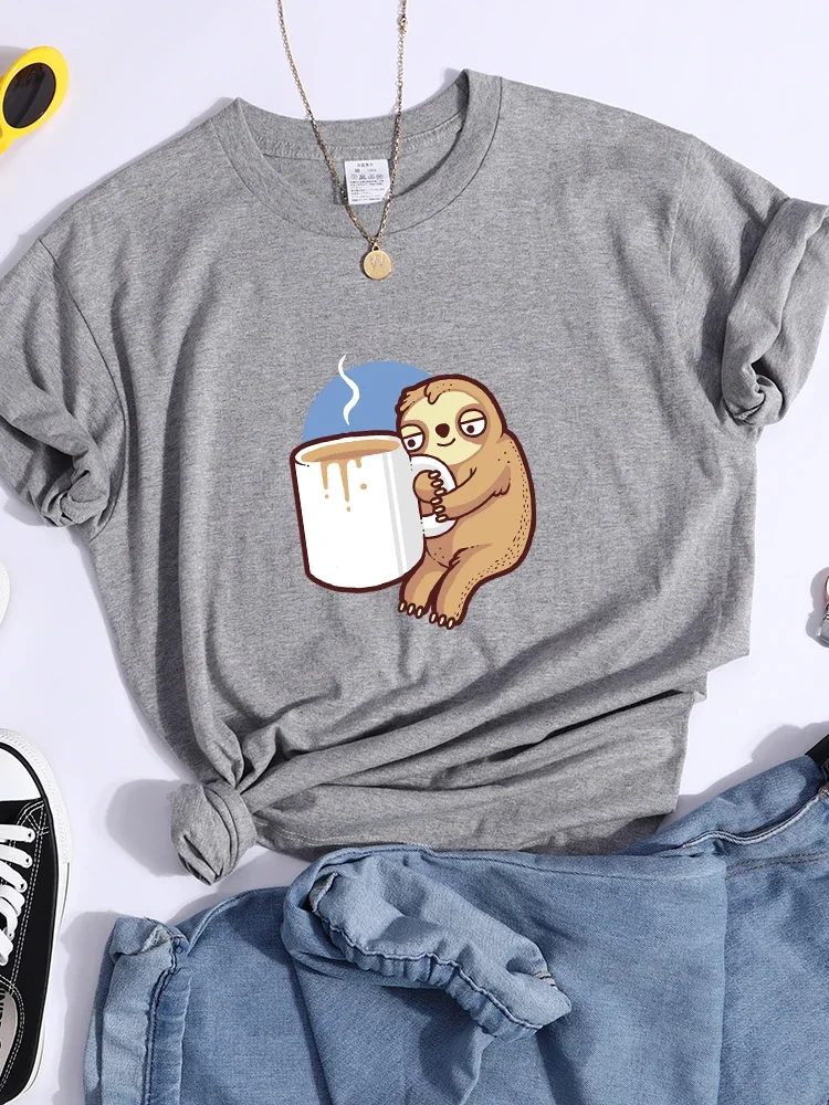 T-shirt Kawaii Sloth Holding Coffee pour femmes, haut court, col rond, hip hop, vêtements de sport d'été, t-shirt cool, t-shirt respirant