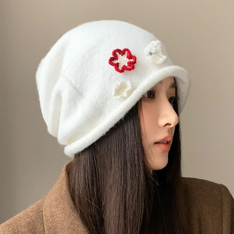 Korean-style autumn and winter new collection: versatile, face-slimming knitted hat with a rolled brim, featuring a cute floral