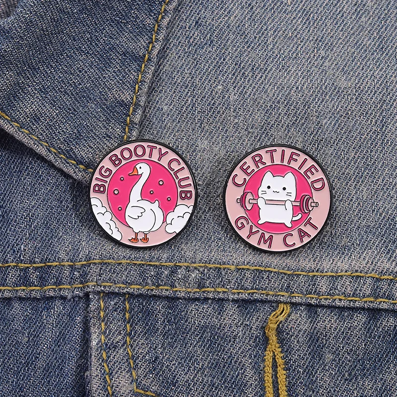 Pin New Creative Animal Brooch Cute Fitness Cat Big White Goose Decoration Metal Badge Brooches for Clothing Pins Brooches Woman