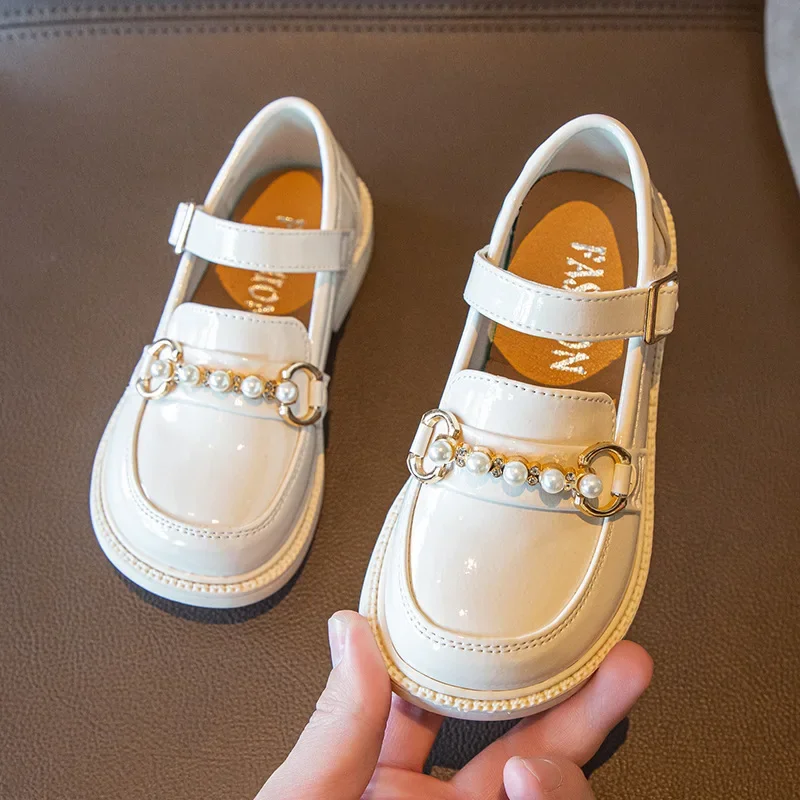 Girls' Cute Performance Shoes 2024 New Children's Princess Leather Shoes with Simple Pearl Chain Kids Casual Moccasin Soft Sweet