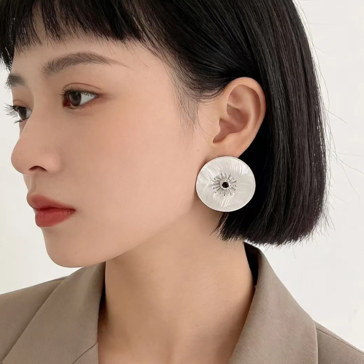 Exaggerated large round shell texture flash diamond stamen earrings light luxury high sense atmospheric earrings 2025 fashion ea