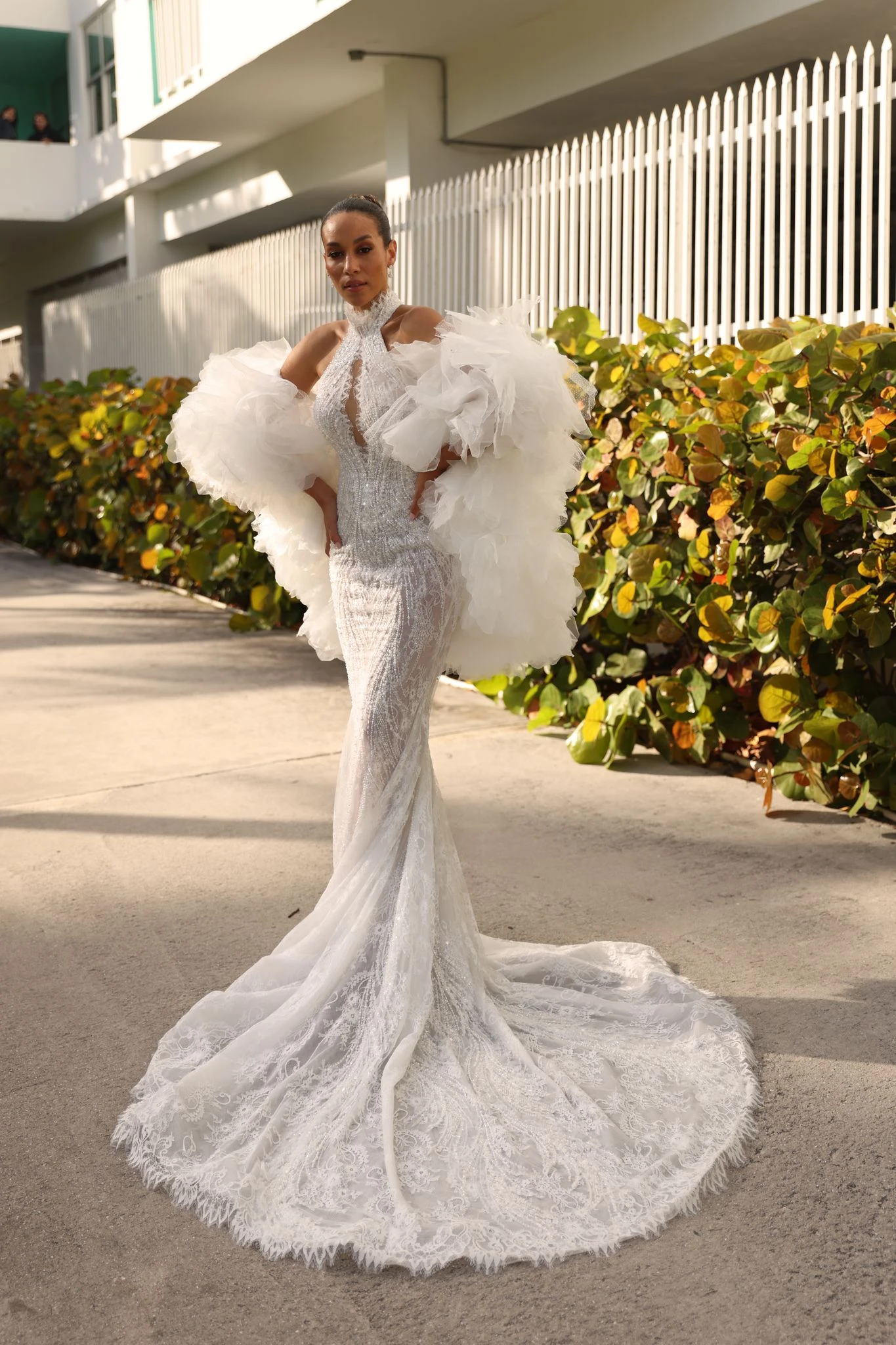 豪華な白いウェディングケープ、ボリュームのあるフリルチュールブライダルケープ、ふわふわの花柄、女性用パーティーケープ、ドレス用カスタムショール