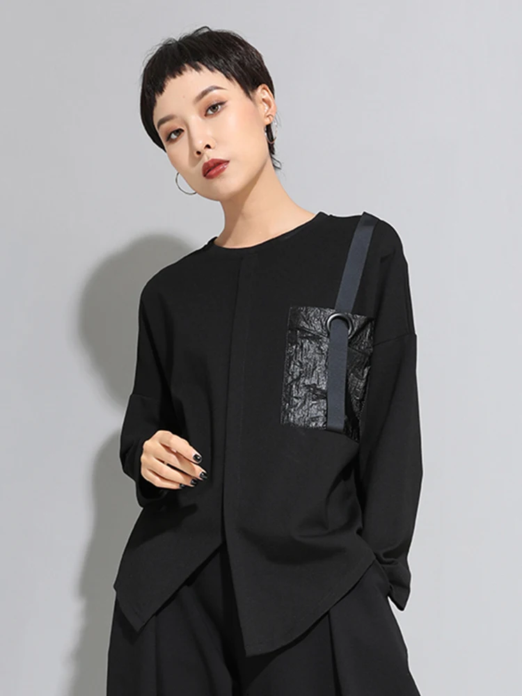 [EAM] Women Black Buckle Stitch Big Size Asymmetrical T-shirt New Round Neck Long Sleeve Fashion Tide  Spring Autumn 20241D679