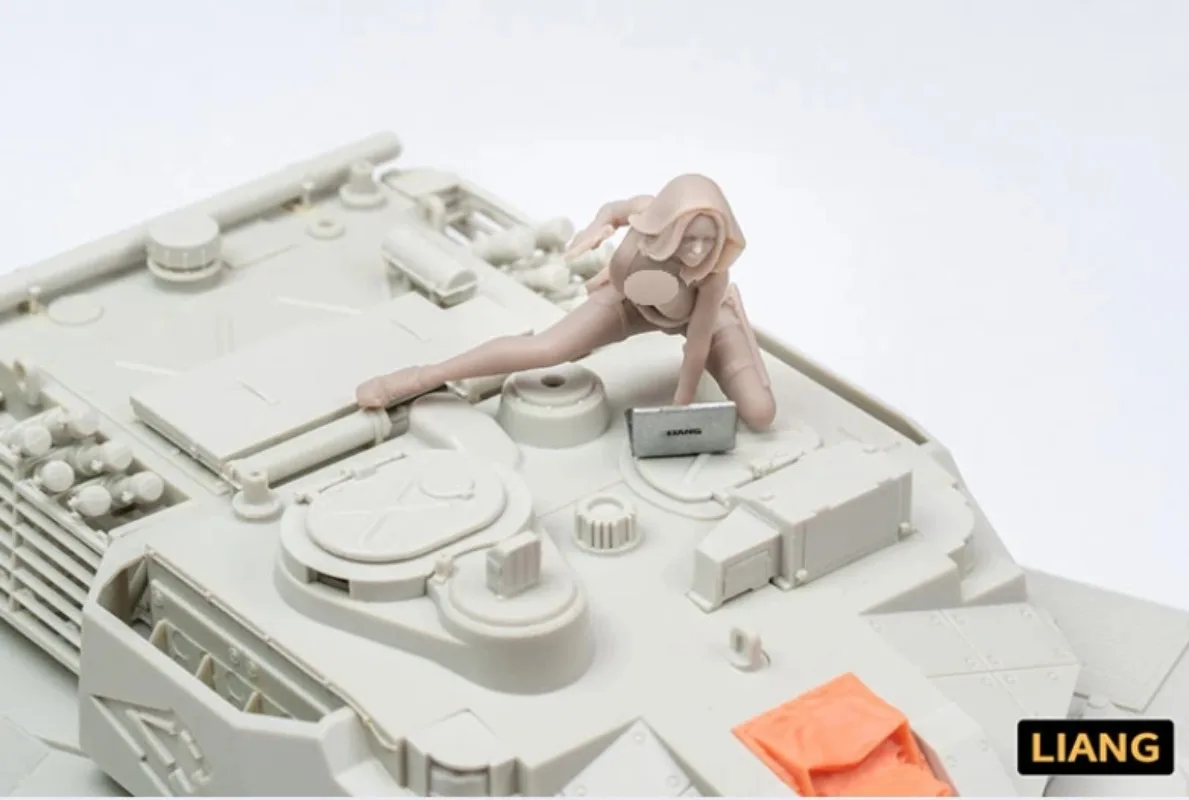 LIANG-F003 1/35 Scale  Girl Unpainted Resin Figure Model for Modern Diorama Building