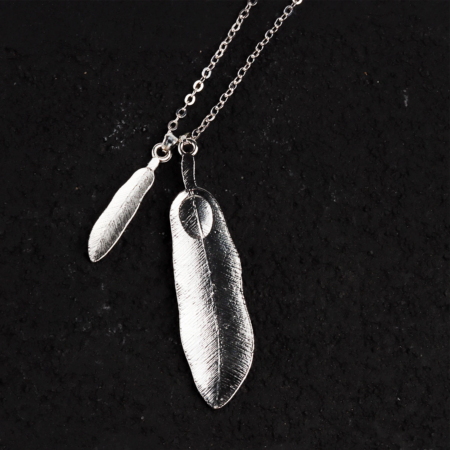 المقيم الشر 2 قلادة تأثيري طبعة محدودة كلير ريدفيلد ريشة شكل قلادة تذكارية جمع مجوهرات المشجعين الهدايا