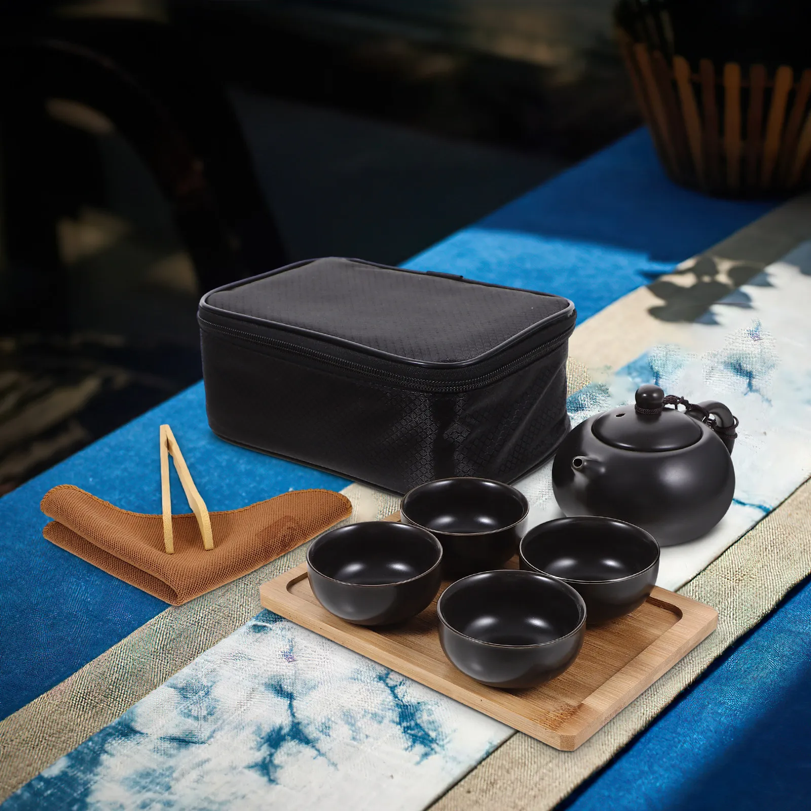 

Портативный дорожный чайный набор: керамический чайник, чашки для чая в стиле кунг-фу, деревянный поднос с сумкой для хранения. Идеально подходит для кемпинга, дома и офиса.