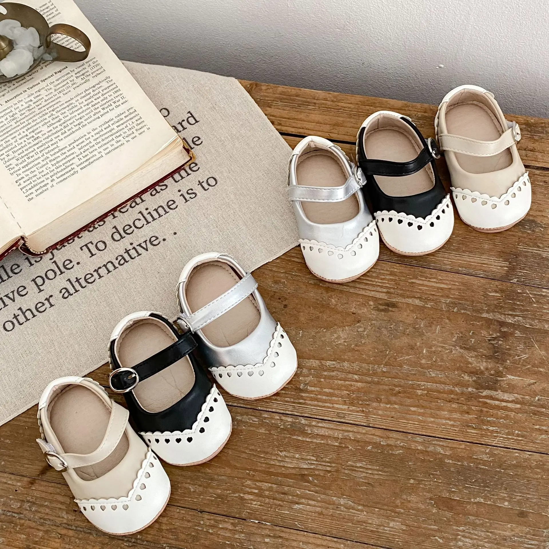

2025 Baby Girl PU Leather Shoes Leaf Cutout Design Flat Sole Mary Janes Soft First Walkers 0-12 Months​