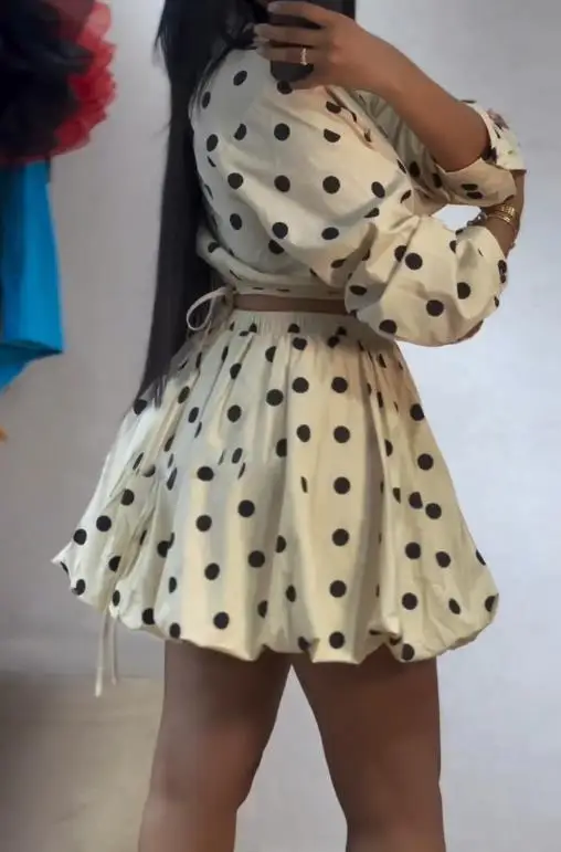 

2025 Элегантная рубашка с лацканами на шнуровке и пышная юбка с высокой талией и принтом в горошек для осенней женской моды и элегантности