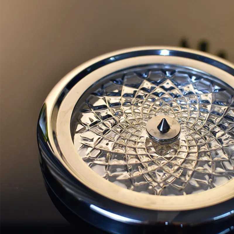 Leichter, luxuriöser, drehbarer Fußball-Dekanter. Luxuriöses High-End-Home-Set. Weinspender