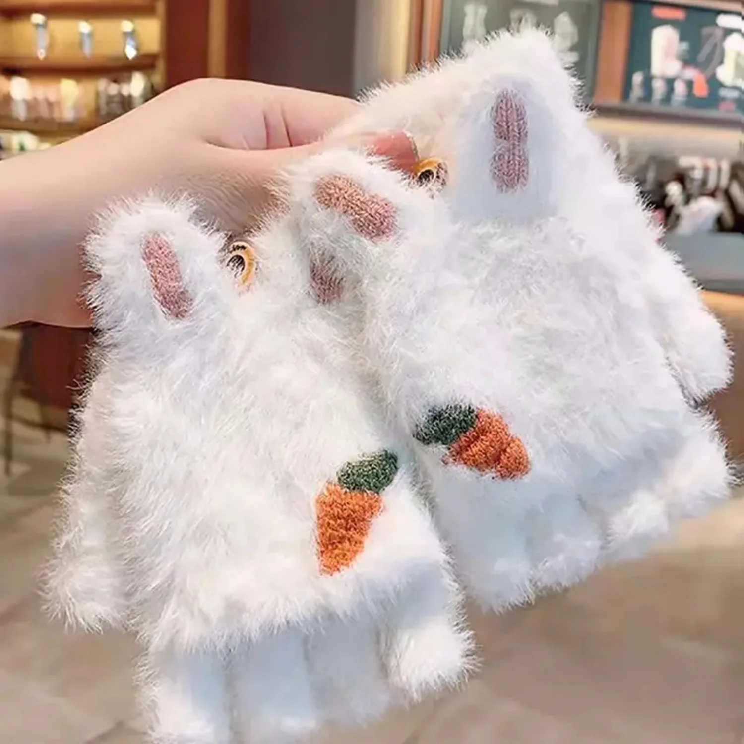 Guanti di coniglio di peluche bianchi