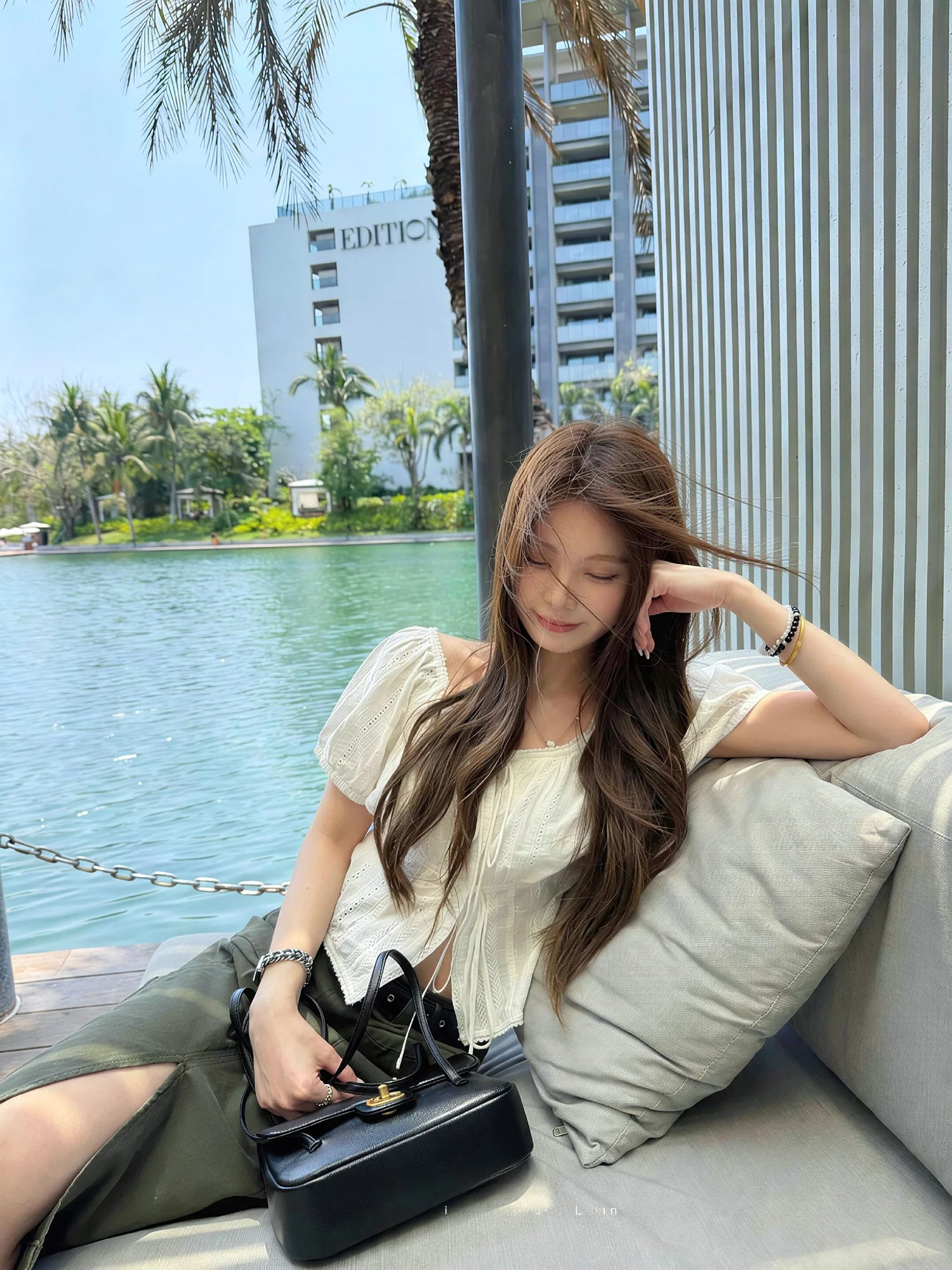 

Топ FCY Studio Beach Evening Breeze белого цвета с низким вырезом, короткими рукавами-фонариками, вышивкой и завязками, приталенный, для отпуска