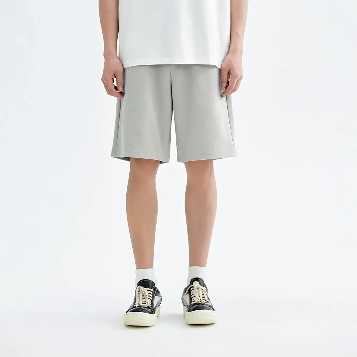 

Летние мужские спортивные шорты здесь. Их спортивный стиль — привлекательный, свободный, повседневный и удобный.