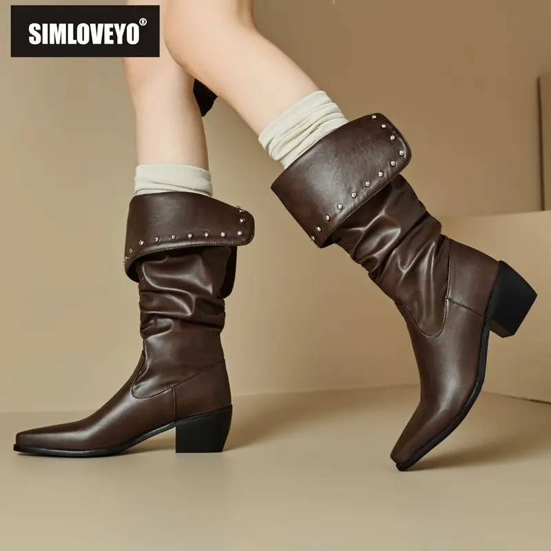 

SIMLOVEYO 2025 Новые осенние женские сапоги до колена с острым носком на блочном каблуке 5,5 см, слипоны с заклепками, большие размеры 46 47 48 Модные ботинки