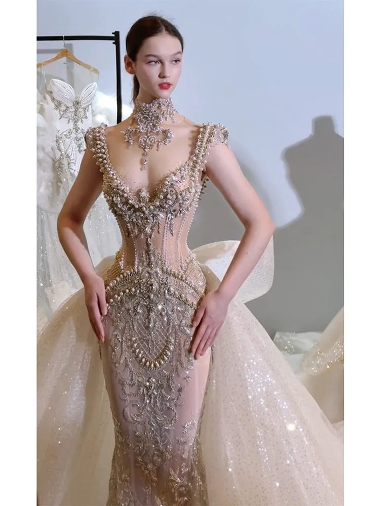 The bride's wedding dress features a new fishtail main yarn with heavy industry style and rich