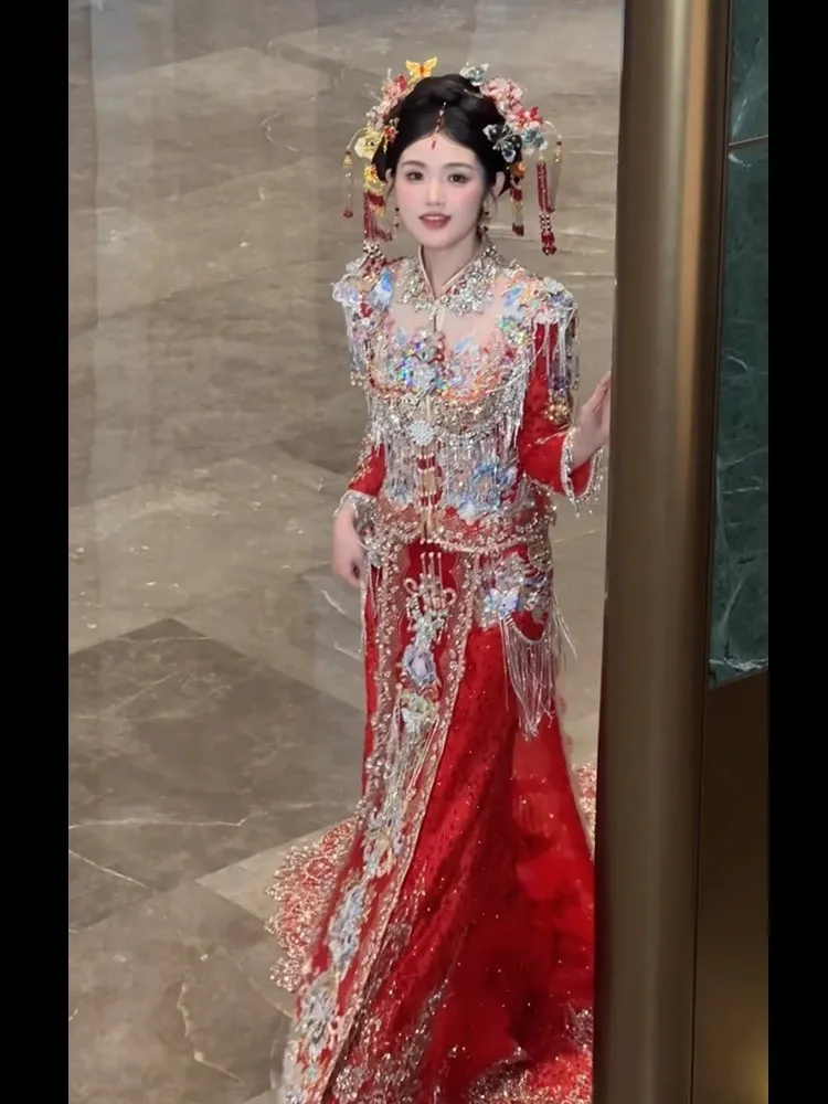 A new red Chinese-style wedding dress with trailing toasting style