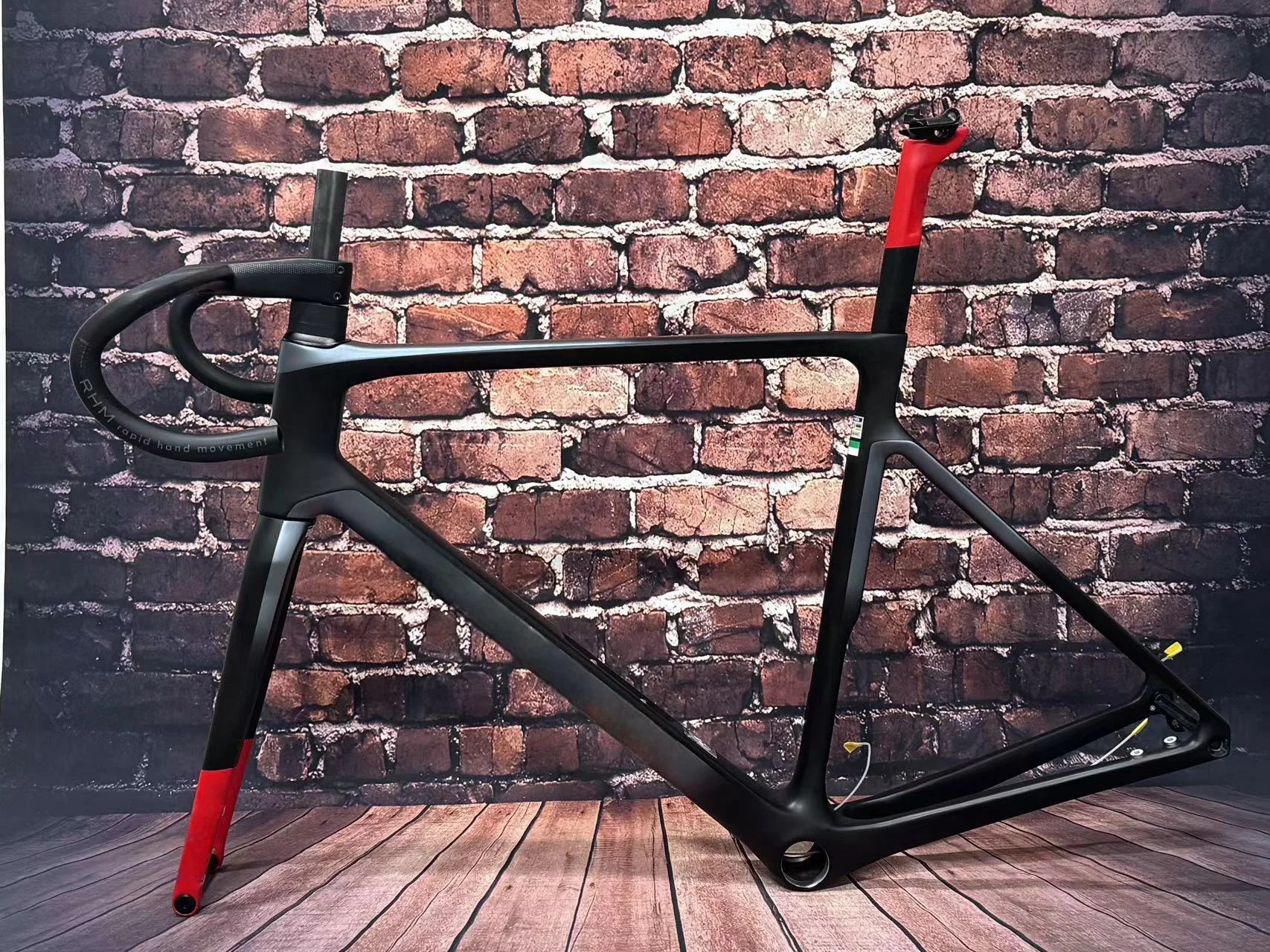 

HOT! 2024 New V4Rs T1100 Carbon Road Bike Frame Red And Black Coating High Quality Carbon Frame+Fork+Headset+Seatpost+Clamp