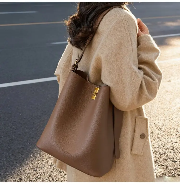 Minimalistische Kamelbraune Kunstleder-Bucket-Bag, genarbte Textur mit Schlossakzent, vielseitige Alltagstasche für Arbeit & Ausflüge – Detail 9