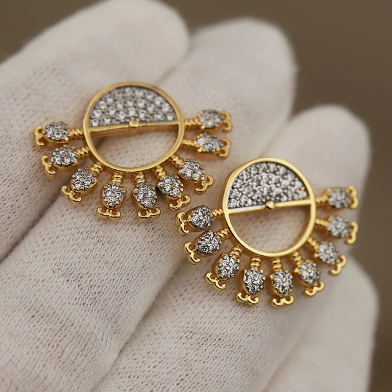 New Sight Design Crystal Flower Stud Earrings for Women Fashion Brand Brand Jewelry Metal Delicate Hollow Geometric Earrings