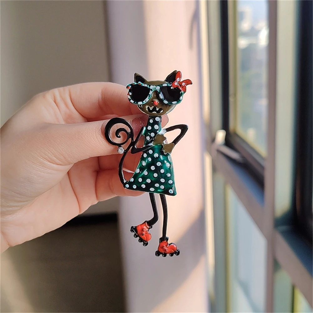 Japanese and Korean soft and cute sexy cat brooch versatile cartoon enamel kitten pin female accessories