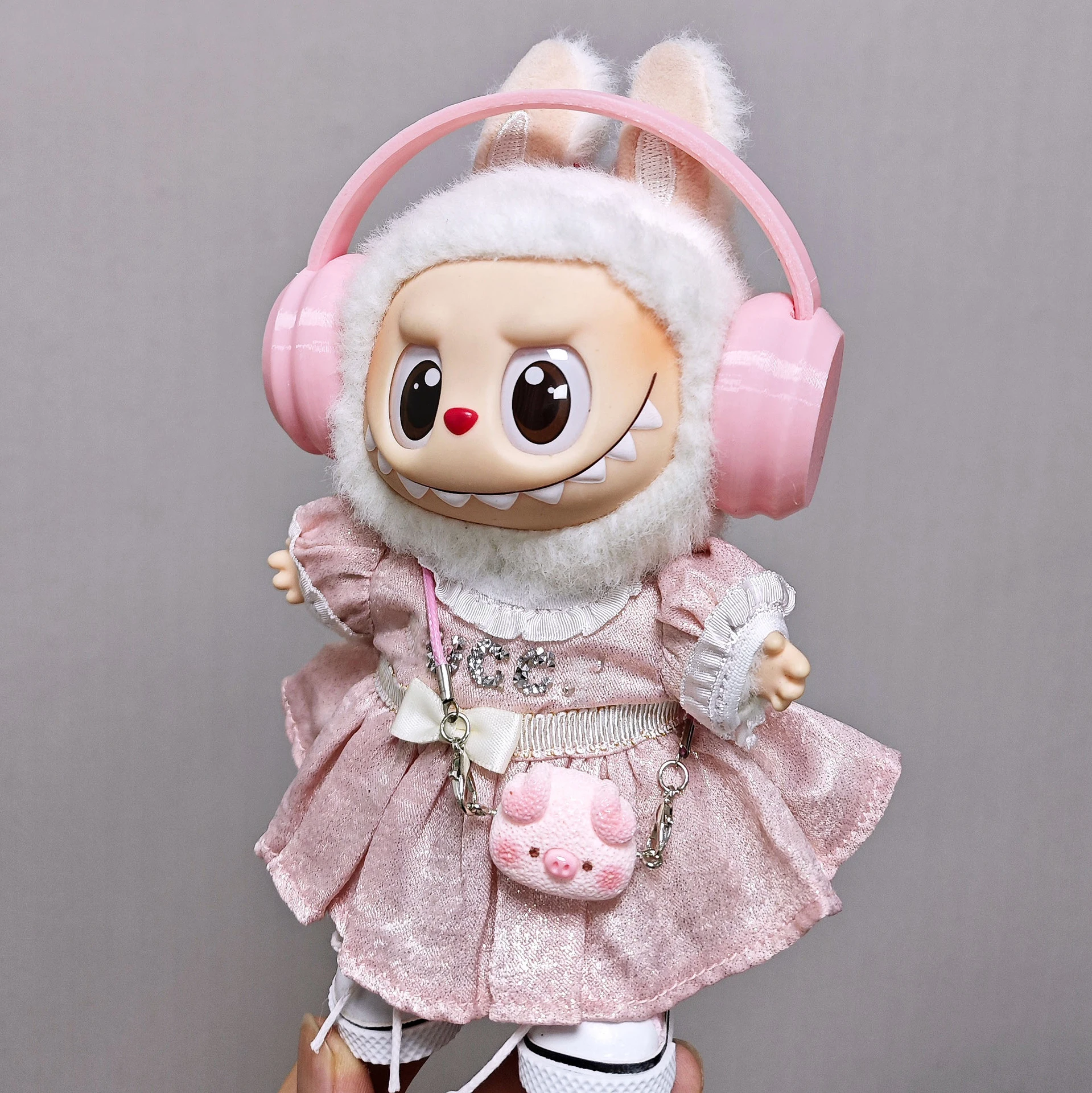 ل Labubu عالية الجودة ملابس دمى 15 سنتيمتر-17 سنتيمتر فستان وردي لطيف ليتل خنزير قلادة مجموعة Labubu العالمي الملابس