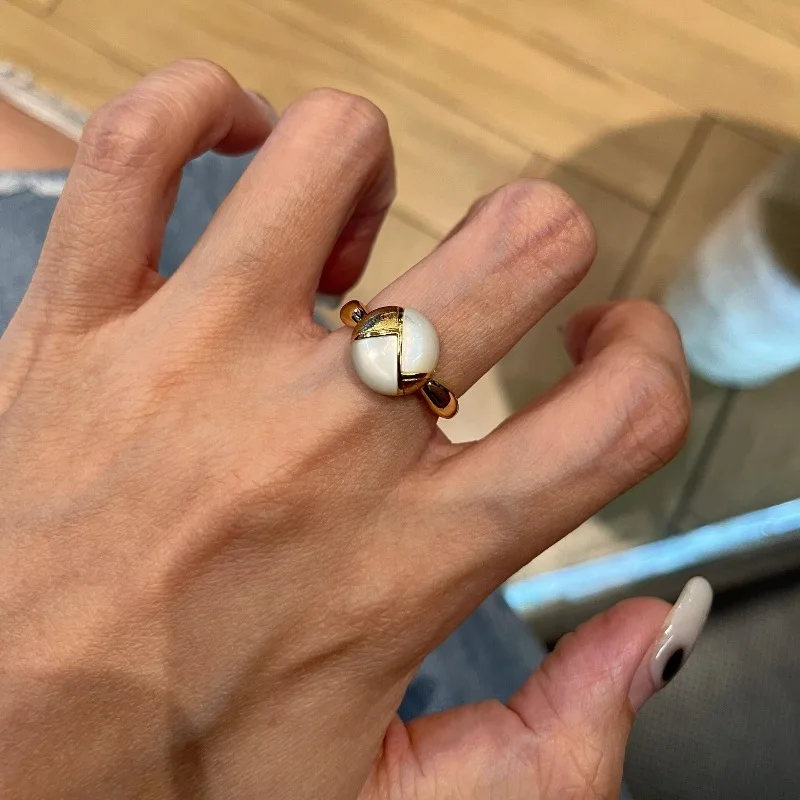 

Vintage Light Luxury White Fritillaria Brushed rings for women Irregular Design Classic Glossy Ring Banquet Jewelry Gifts