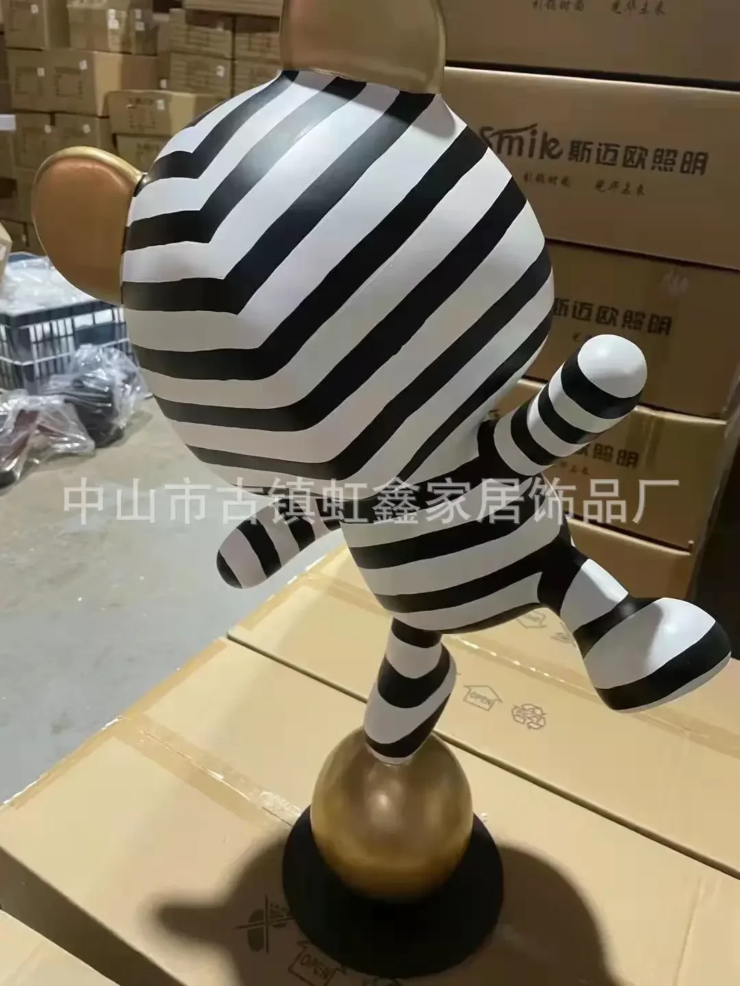 Floor-to-ceiling sculpture bear ornament