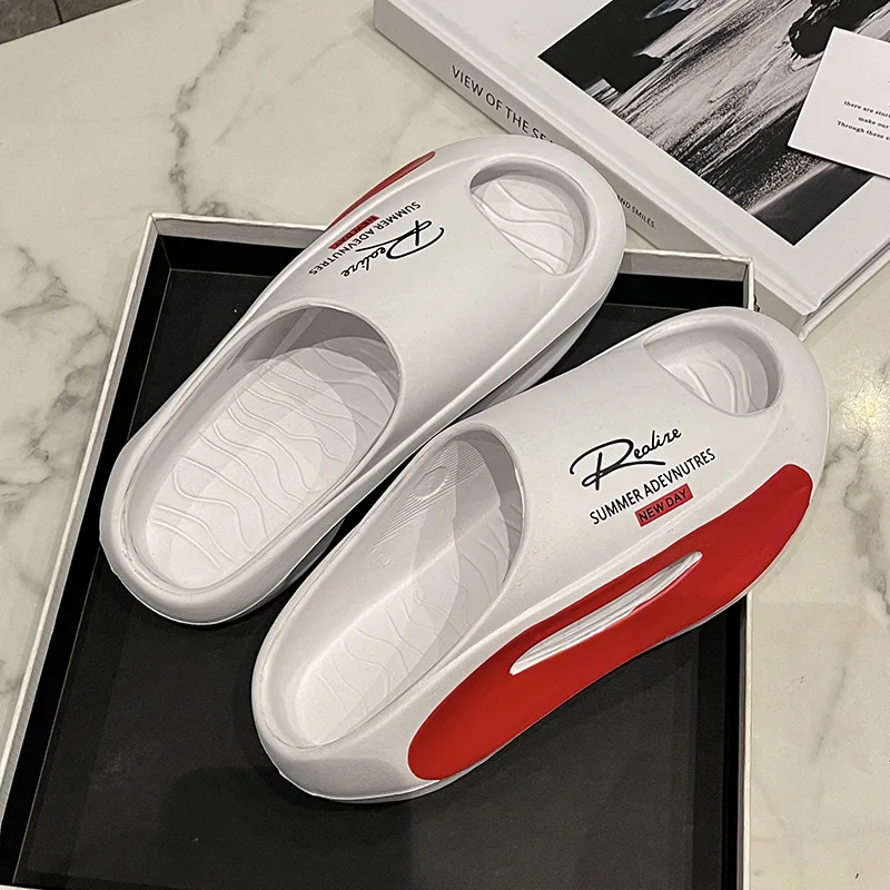 رجل يرتدي النعال بنعال سميكة، يرتدي شباشب مضادة للانزلاق ومضادة للرائحة في الصيف، وشباشب شاطئ كبيرة الحجم