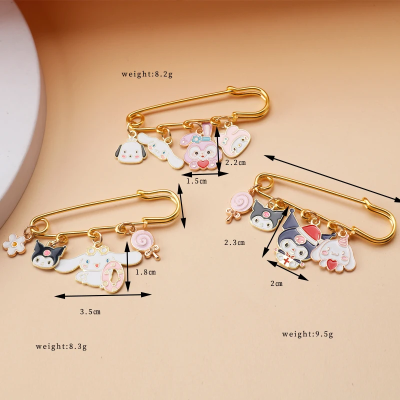 Kawaii القط كيتي الكرتون Kuromi الشيطان الصغير لطيف المعادن المينا امرأة الرجال على ظهره اكسسوارات أكياس شارة التلبيب مجوهرات الاطفال هدية