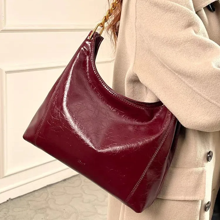2025 حقيبة جلدية لامعة جديدة متعددة الاستخدامات باللون الأحمر الفاخر على الطراز الحضري البسيط تحت الإبط للاستخدام اليومي حقيبة كروسبودي