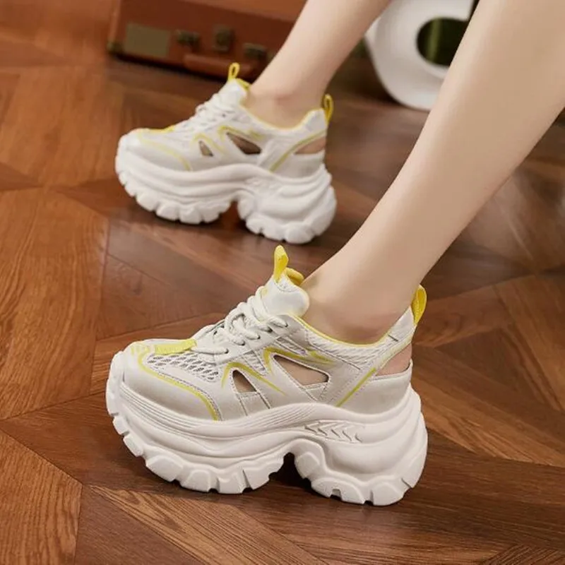 

Новые женские сандалии на платформе 9 см из дышащей кожи с сетчатыми вставками, массивные кроссовки-гладиаторы на высоком каблуке, повседневные летние кеды