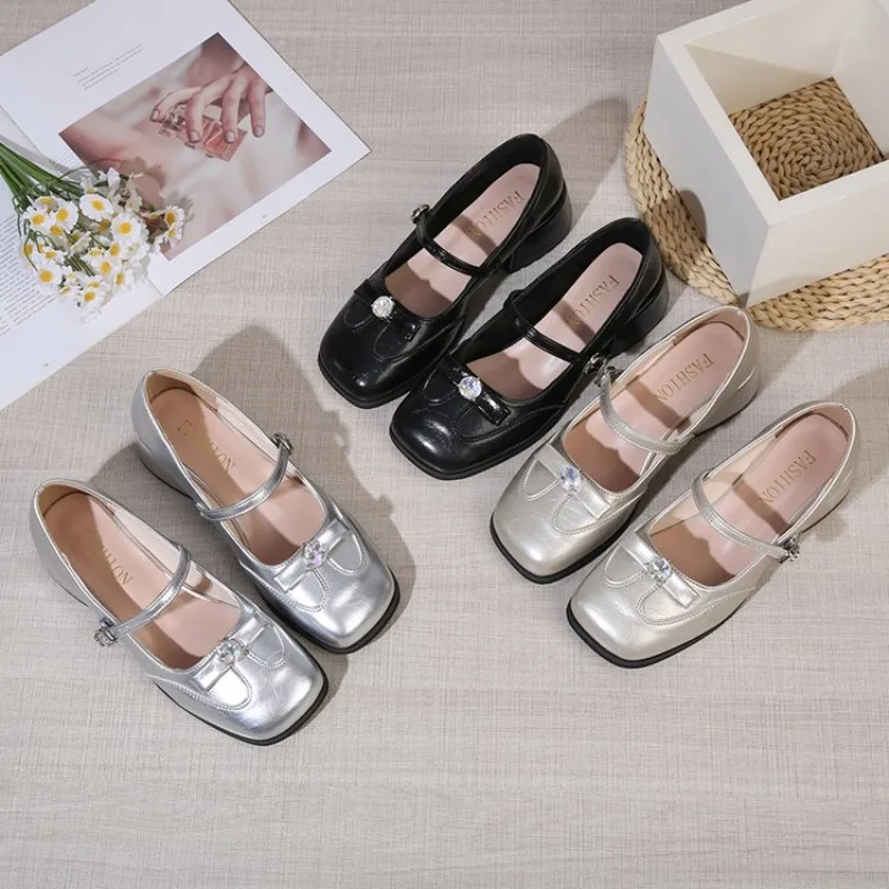 2026 Neue Damenschuhe Mode Gürtelschnallen-Design Kleine Lederschuhe Quadratische Spitze Dicker Absatz Einzelschuhe für Damen – Detail 7