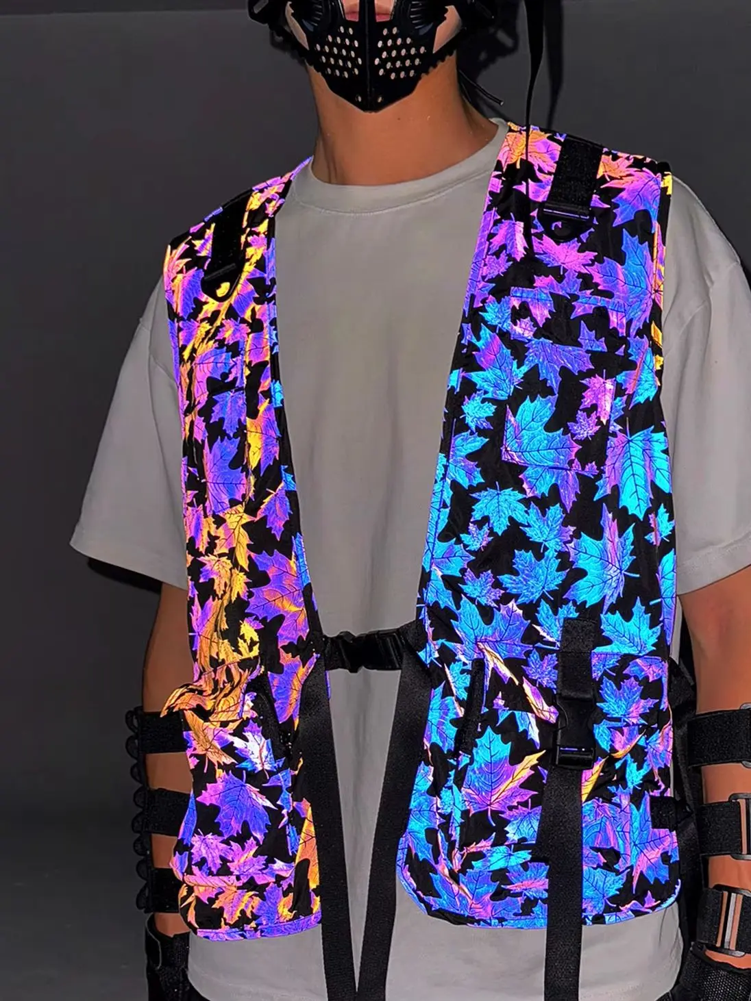 

Colorful Reflective Maple Leaf Sleeveless Waistcoat Hip Hop Punk Vest Multifunctional Outdoor Sport Jacket for Men And Women
