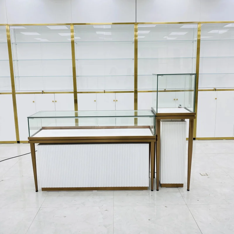 

Витрина-шкаф для ювелирных изделий класса люкс с лакированной белой отделкой, латунной рамой и закаленным стеклом, для демонстрации украшений в магазине.