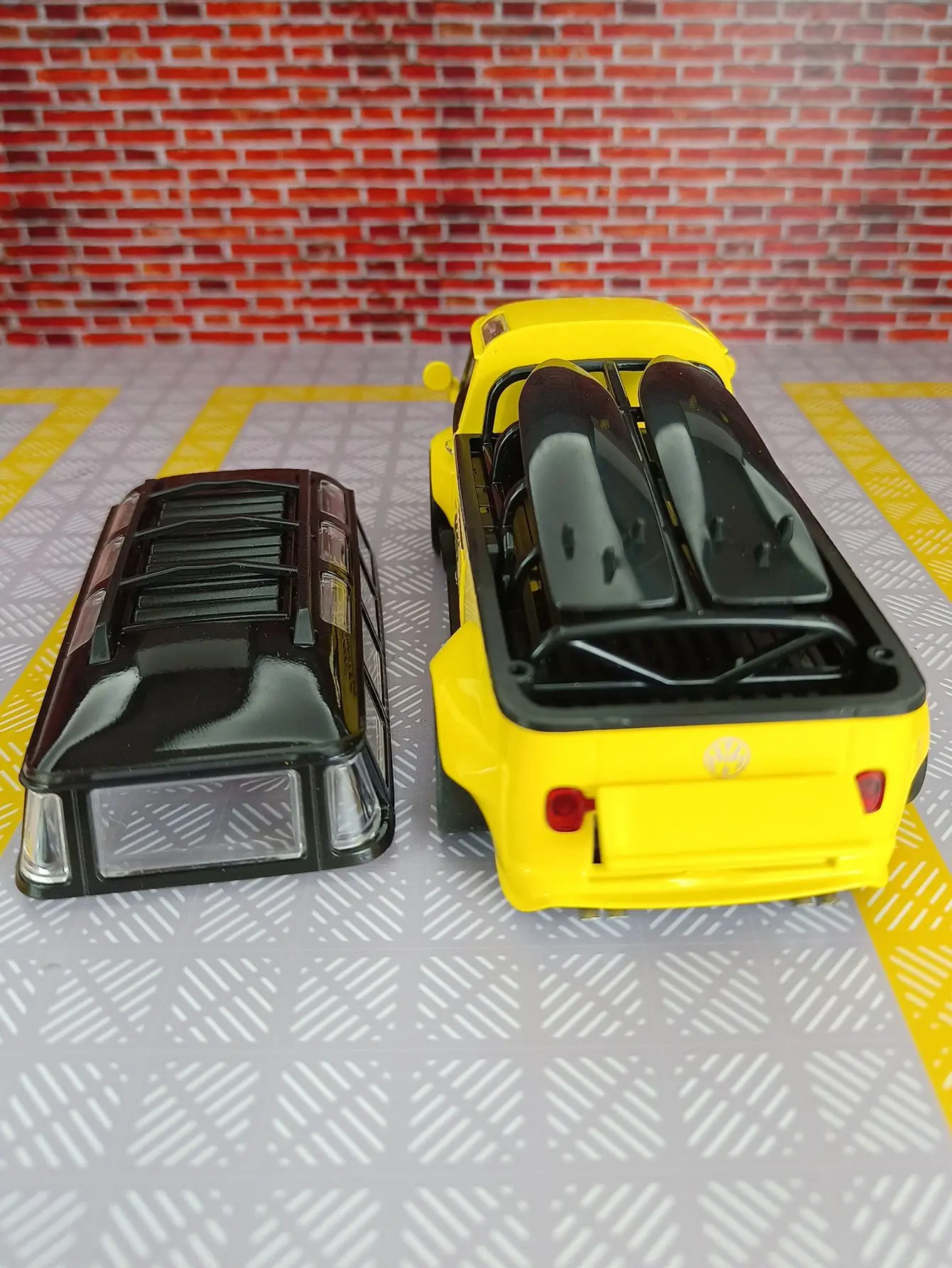 1:32 T1 wide body low slung alloy car model, car ornament, retro van, children's sound and light toy