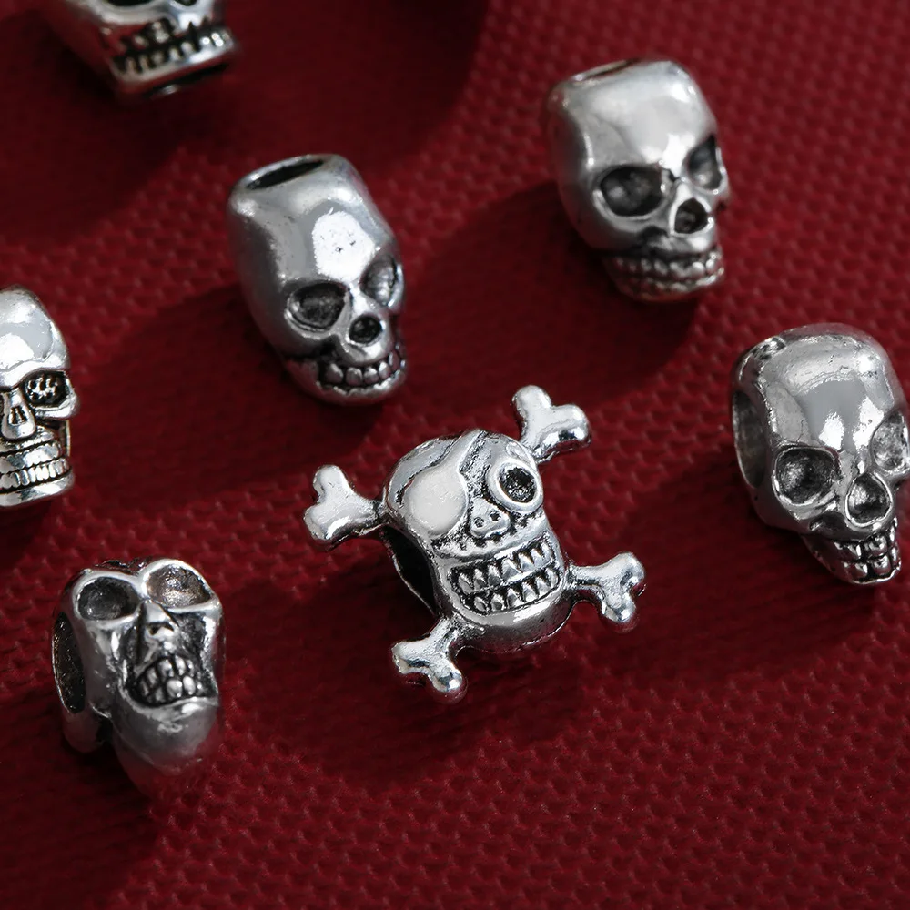 مجموعة متنوعة من المعلقات المضحكة على شكل جمجمة وأساور وقلائد على الطراز القوطي الأوروبي وأمريكا