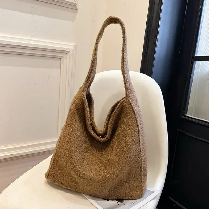 

Новинка 2025 года, осенне-зимняя плюшевая сумка, женская сумка на плечо большой вместимости, повседневная плюшевая сумка-тоут в клетку для поездок на работу, пакет Тотта