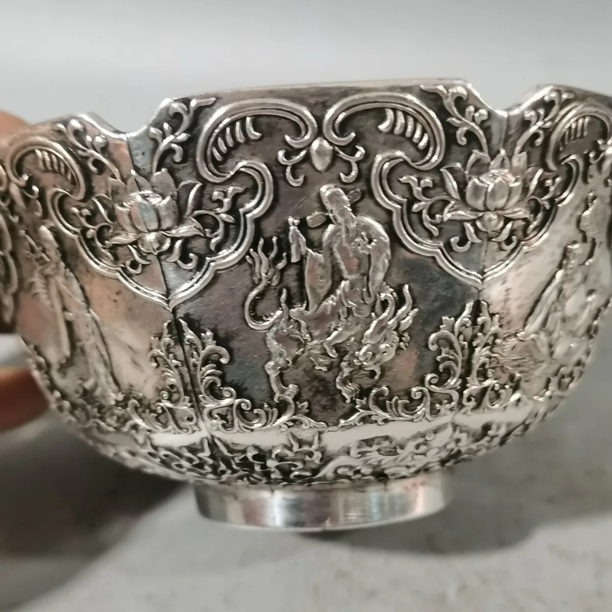 Antique Qing Dynasty Qianlong Year Lucky Lucky Lucky Relief Eight Immortals Bowl Copper Silver Plated Bowl Home Decoration Town